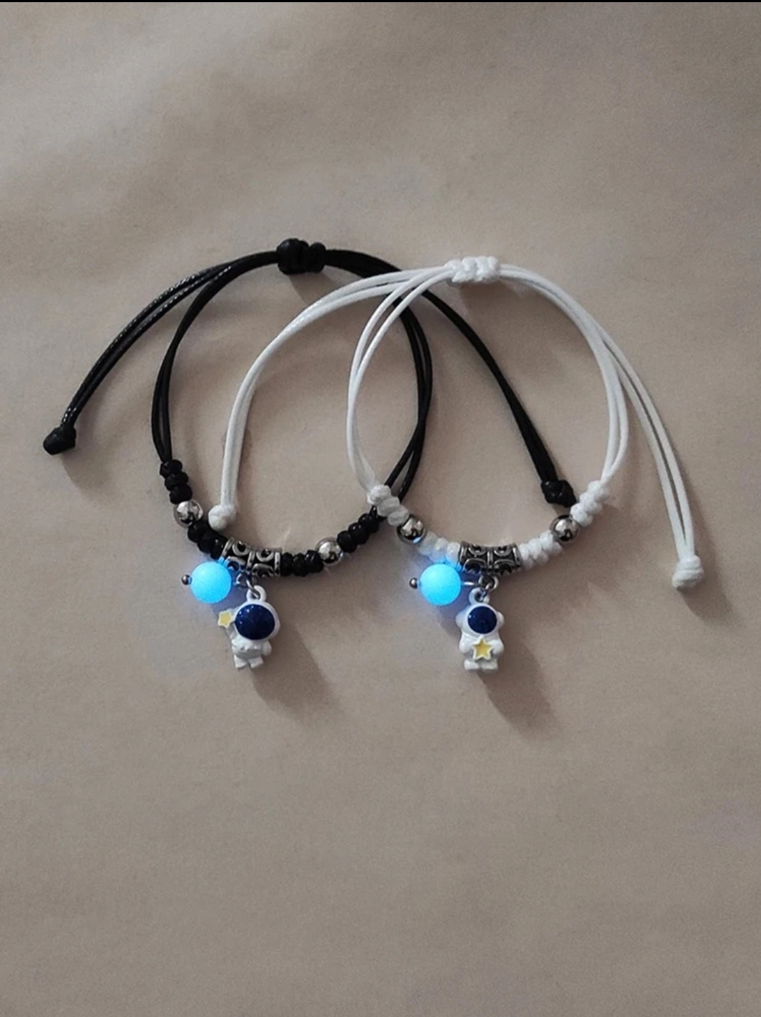 PULSERA PAREJA NEON ASTRONAUTA CON ESTRELLA BLANCO Y NEGRO P32